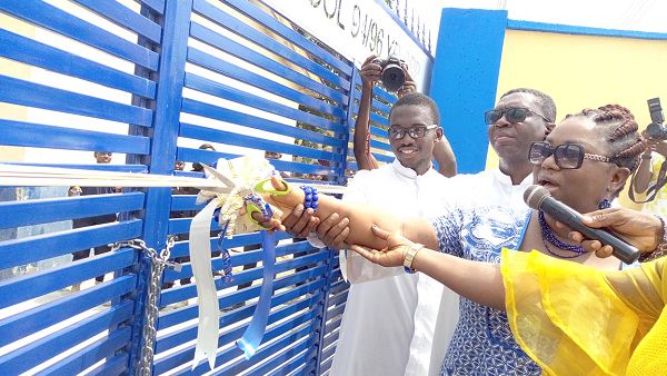 Madam Lynda Nunoo Graham, National President of SMOGA, cutting a tape to inaugurate the new school gate. Picture: ESTHER ADJEI