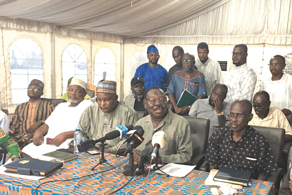Sheikh I.C Quaye (middle), Chairman of the Pilgrimage Affairs Office of Ghana (PAOG) addressing the media