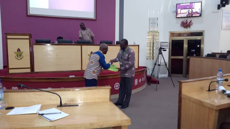 Prof. Ellis (R) receiving a reward from Mr. Kwame Yeboah Jnr.