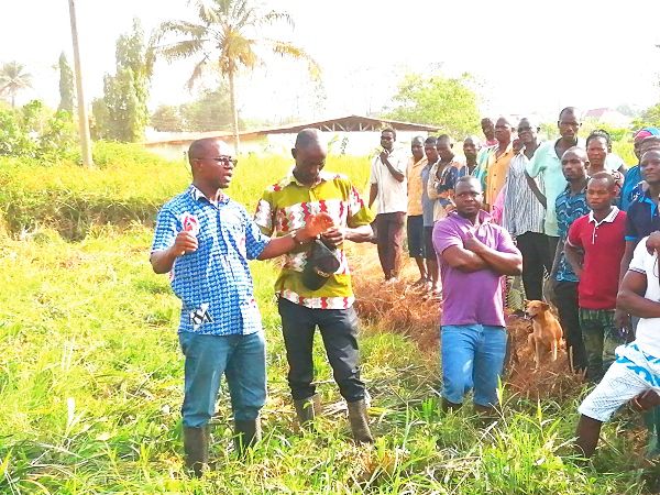 Dr Asante speaking to the farmers during the field trip