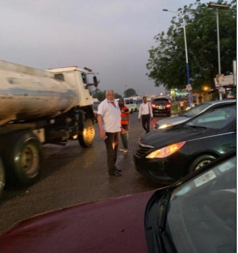Rawlings intervenes in traffic situation on Prampram road (PHOTO)