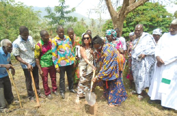 Mamaga Ngoyinyonufia Akosua I (left) being assisted by Mamaga Ametor II to cut the sod for the commencement of a project