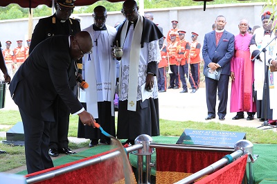 FLASHBACK: President Akufo-Addo performing final burial rites on the grave of Kofi Annan at the Military Cemetery