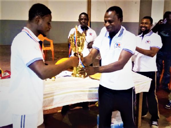 Jeffrey Owusu (left) being presented with the trophy after winning the championship