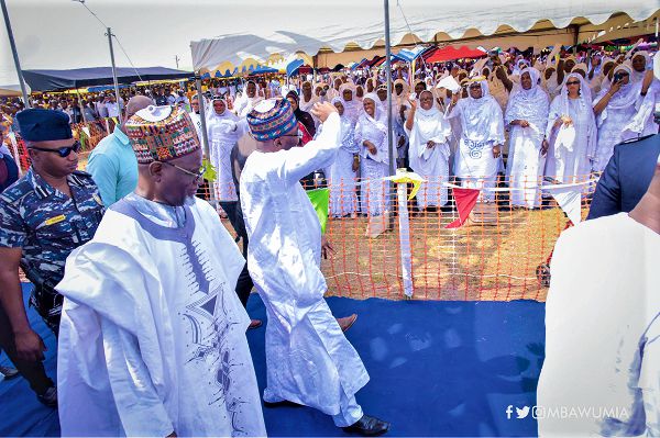 Vice-President Dr Mahamudu Bawumia waving at the congregation on his arrival at the congress. On his right is Maulvi Mohammed Bin Salih, Ameer and Missionary in charge of the Ahmadiyya Muslim Mission in Ghana 