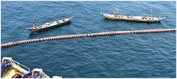 Fishermen dangerously tie their canoes to the high-pressure line linking the FPSO