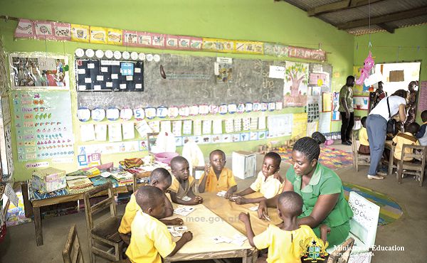  Kidergarten pupils with their class teacher