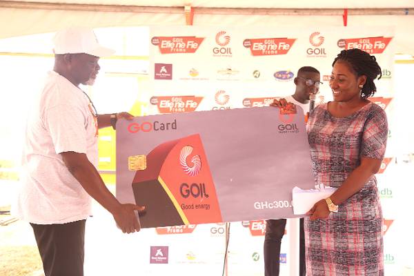 Boxing legend, Azumah Nelson (left) presenting a prize to one of the winners of the promotion