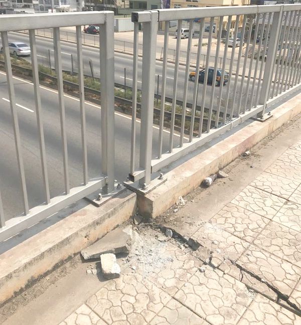  Cracks on the footbridge