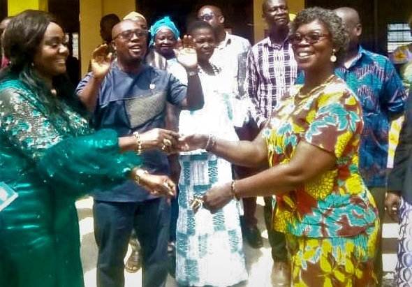 Mrs Barbara Oteng-Gyasi, handing over the keys to the classroom block to  Mrs Vida Kwofie
