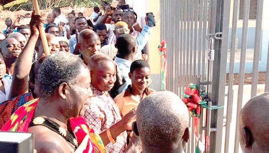 Barima Buabasa, Gyaasehene of the Dormaa Teaditional Area, cutting the tape to inaugurate the block