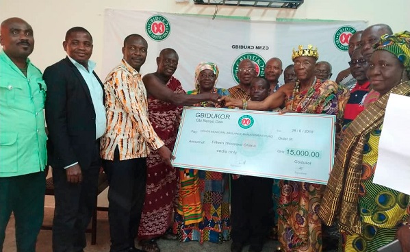 Togbe Vular V (3rd right), leader of the Gbidukor committee handing over the dummy cheque to Nana Bulley Osai VII