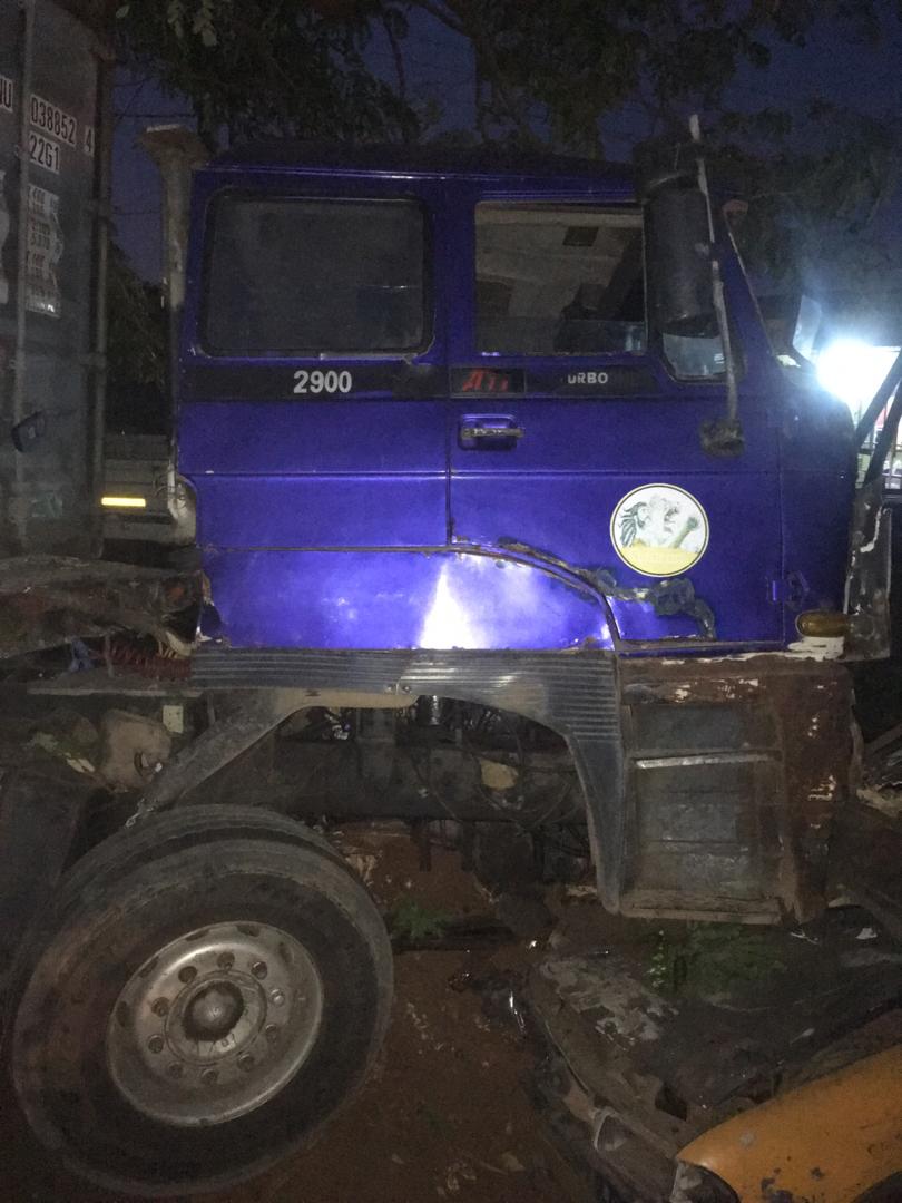 Truck veers off road at Nungua (PHOTOS)