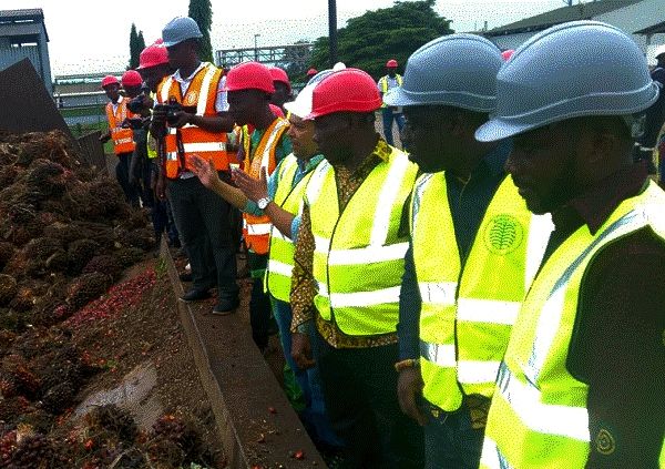 Mr Alex Bulnes (4th right), Chief Engineer of GOPDC, briefing the delegation