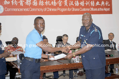 Mr John N.K. Acquah (right), Chief Revenue Officer,  KIA, presenting a certificate to  Mr Edward Annor (left). Picture: INNOCENT K.OWUSU