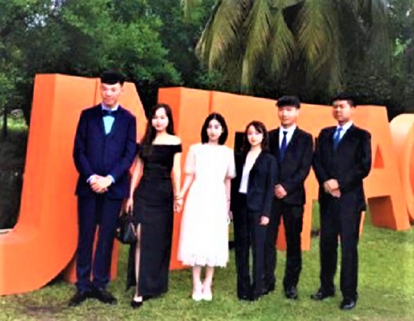 Chuyi Shi (3rd right) with the Chinese students who attended the forum