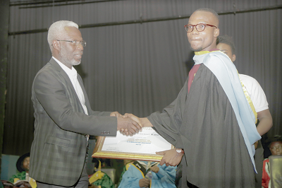 Mr Kingsley Inkoom (left), acting Editor, Daily Graphic, presenting the best student in print journalism award to Mr Emmanuel Kabu Nartey