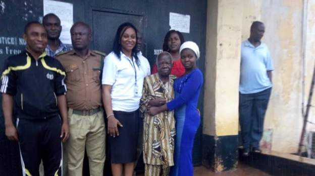 Celestine Egbunuche with his daughter and representatives of Global Society for Anti CorruptionImage caption: Celestine Egbunuche with his daughter and representatives of Global Society for Anti Corruption