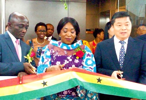  Ms Shirley Ayorkor Botchwey (middle) cutting the tape to inaugurate the consulate in Guangzhou