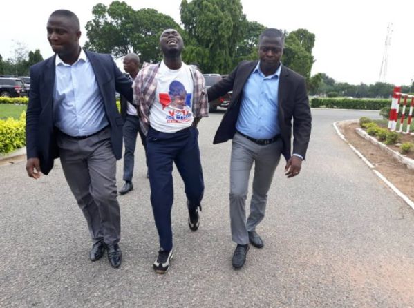 Man attempts to commit suicide in Parliament (VIDEO)