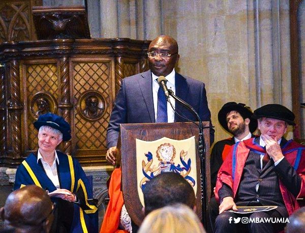 Dr Mahamudu Bawumia addressing the graduation ceremony