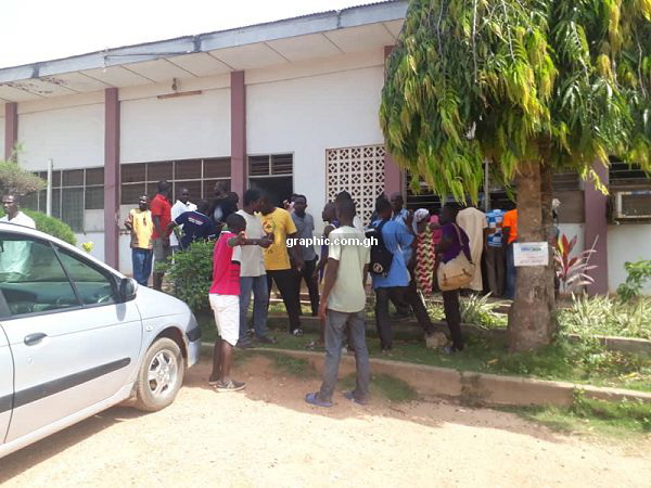 Elmina: Crowd demands release of robbers ‘seeking refuge’ in MCE's office. Pictures by Timothy Gobah