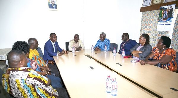 Mr Dave Agbenu (4th left), Editor, Ghanaian Times, narrating the repoters' encounter with the police to the Graphic Team (right)