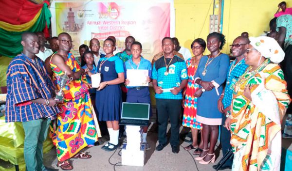Awulae Amihere Kpanyinli III (2nd left) presenting the award to the overall winners, while others look on