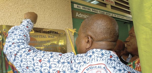 Mr Kwaku Agyeman Manu, unveiling the plaque to inaugurate the Teaching Hospital