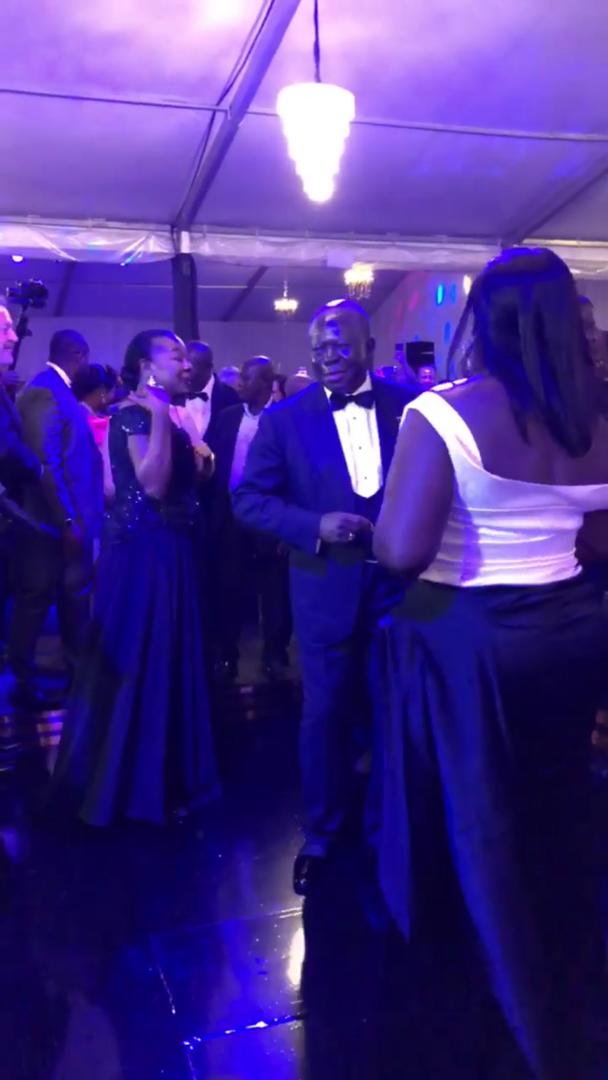 VIDEO: Amakye Dede sings and Asantehene, Otumfuo Osei Tutu II gets on the dance floor
