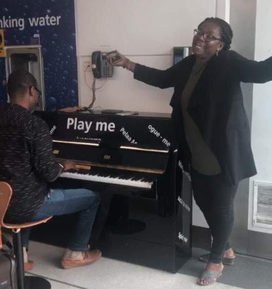 Ace Ankomah and musician Helen Yawson entertain stranded BA passengers at Heathrow Airport (VIDEO)
