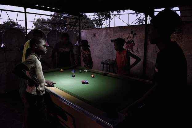 The power cuts come at a time when Zimbabweans are facing tough economic timesImage caption: The power cuts come at a time when Zimbabweans are facing tough economic times