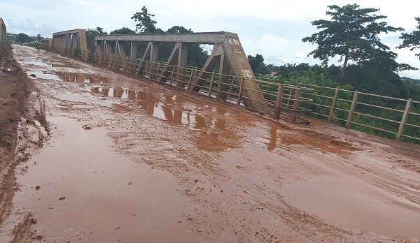 The state of the portion of the road around the bridge over the Pra River that connects Dunkwa and Obuasi