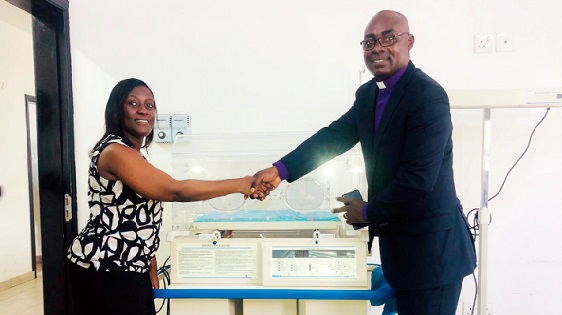   Rev Dr Andrews Kwabena- Adade presenting the incubator to Dr Agyeiwaa Tetteh, a paediatrician at the hospital