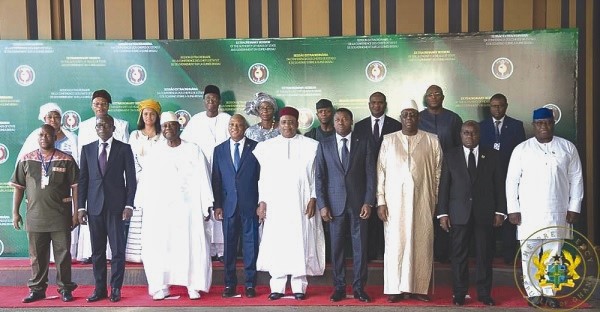 President  Akufo-Addo (2nd right) with Presidents and leaders of the ECOWAS Commission after the meeting in Niamey 