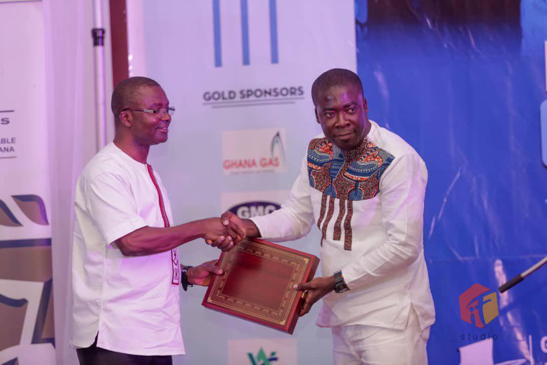 Theophilus Kwesi Agyei Annim receiving his  award for the 2019 Best Journalist in the Western Region from Mr Robert Siaw, Gold Fields Regional Manager – Community Relations