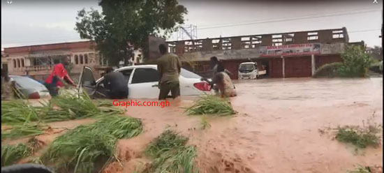 SCC-barrier on Kasoa road floods after Thursday morning rainfall (VIDEO)
