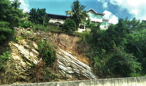 A portion of the Peduase hill where rocks are falling onto the Accra-bound section of the road 