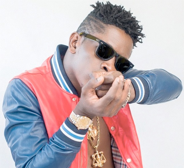 Shatta Wale gifts award to Stonebwoy - Graphic Online