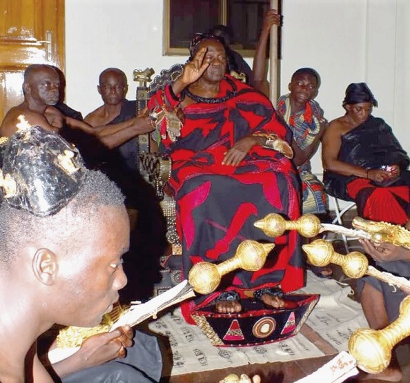  Daasebre Oti Boateng (sitting in state) responding to homage being paid to him in respect of the innovative root-based development model 