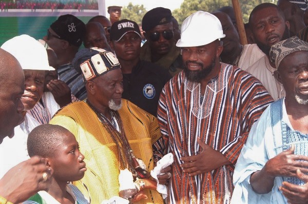  Dr Daniel McKorley (2nd right)  interacting with Yaa-Naa Abukari II
