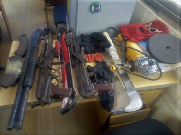  The robbers’ sack contained weapons of different kinds