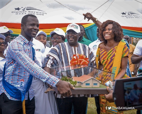  Vice-President Dr Mahamudu Bawumia (middle) presenting a miniature of a three-Bedroom House being the ultimate prize for the Most Outstanding Teacher to Ms Sabina Dosu 