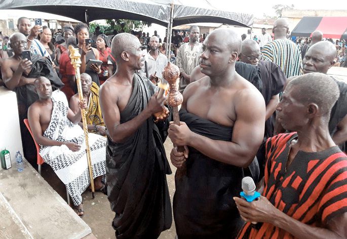  Nana Ogyiri Kwaku Manu II (middle) swearing the oath of allegiance to the chiefs and people of Apirede-Akuapem 