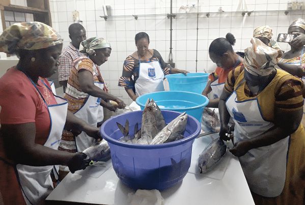 Some of the fish processors and traders trying their hands on the technics they had been trained in 