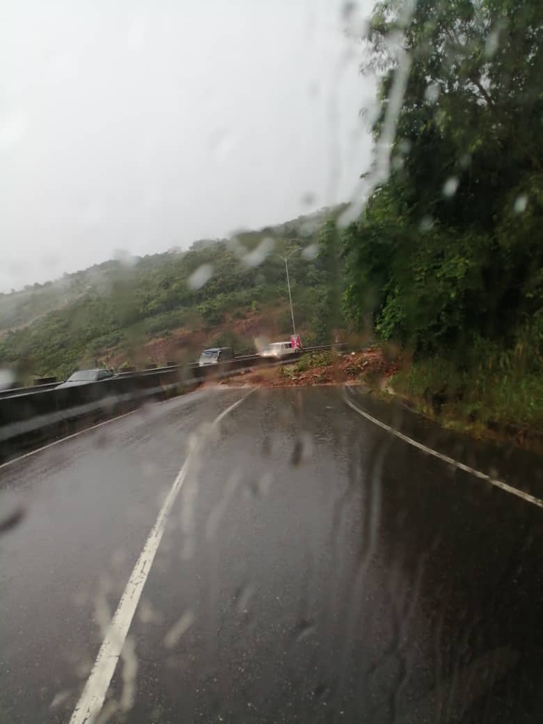 Rocks obstruct movement on Ayi Mensah - Aburi road (VIDEO)