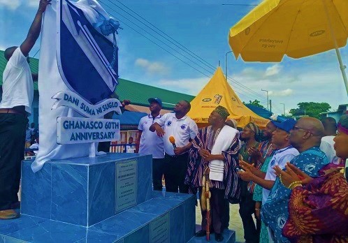 Dr Ibrahim Mohammed Awal unveils the 60th anniversary plaque. Looking on are some old students of GHANASCO and the MD of Stanbic Bank, Mr  Alhassan Andani (in smock)