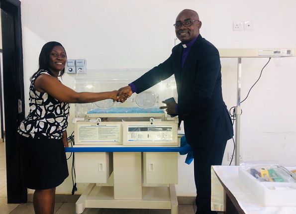  Rev Dr Andrews Kwabena- Adade, presenting the incubator to Dr Agyeiwaa Tetteh, a paediatrician at the hospital