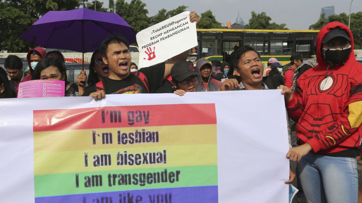 Indonesia to criminalize sex outside marriage