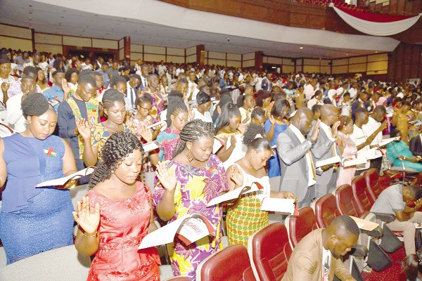  Justice Betty Anderson Yeboah (inset), a High Court Judge, administering the oath to the 1,130 newly qualified allied health graduates during the induction ceremony. 